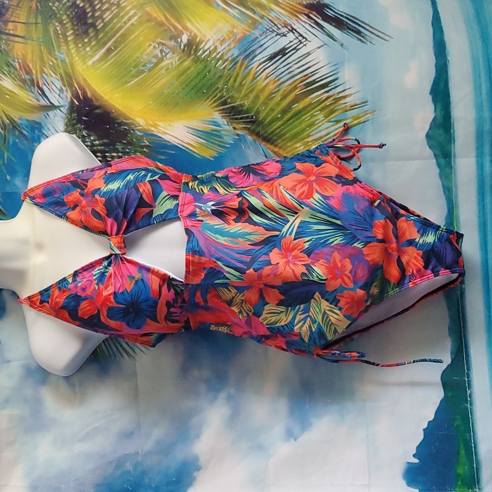 Ladies one pc. Swimsuit size 0XL